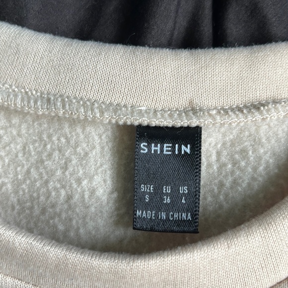 crew neck, i haven't wore it since i got it. It is beautiful - Picture 3 of 5